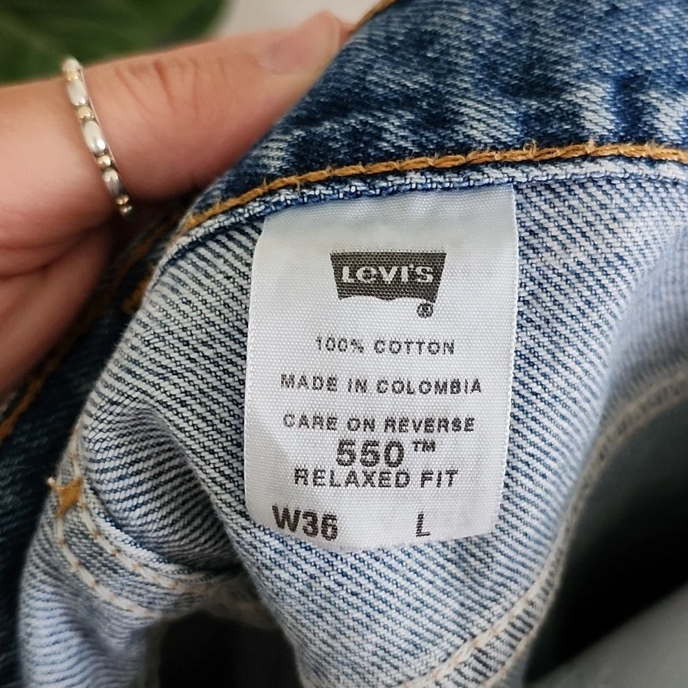 Levis 550 cotton jorts, jean shorts medium wash, mens size 36L